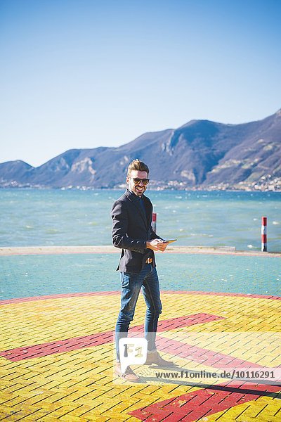 Porträt eines jungen Mannes auf dem Hubschrauberlandeplatz am See  Rovato  Brescia  Italien