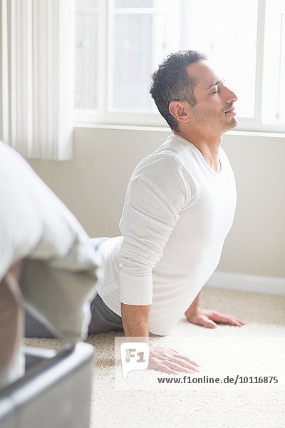 Mittlerer Erwachsener Mann in Yogastellung