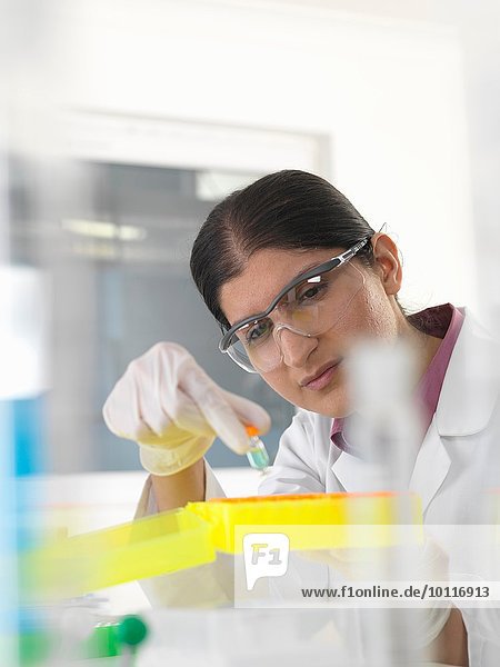 Wissenschaftlerin untersucht chemische Probe im Labor