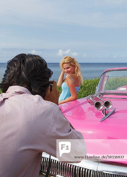 Junge Frau posiert für Fotos mit Vintage Cabrio  Havanna  Kuba