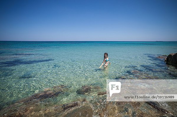 Junge Frau im Bikini im Meer  Cagliari  Sardinien  Italien