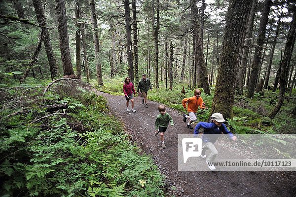 Familie erkunden Wälder  Winner Creek  Alyeska Resort  Turnagain Arm  Mt. Alyeska  Girdwood  Alaska  USA