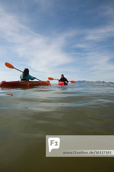 Rückansicht eines jungen Paares in Kajaks mit Paddeln  Great Salt Lake  Utah  USA