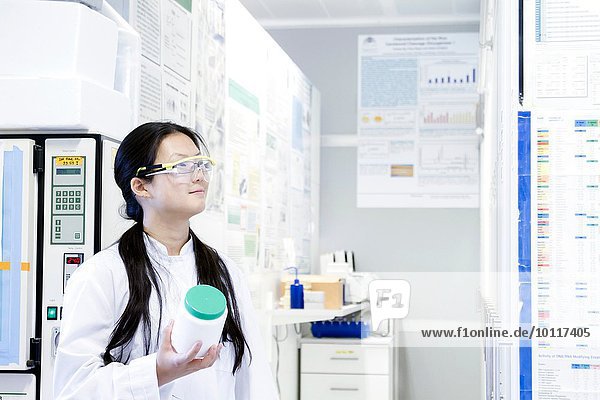 Wissenschaftlerin mit Probenglas im Labor
