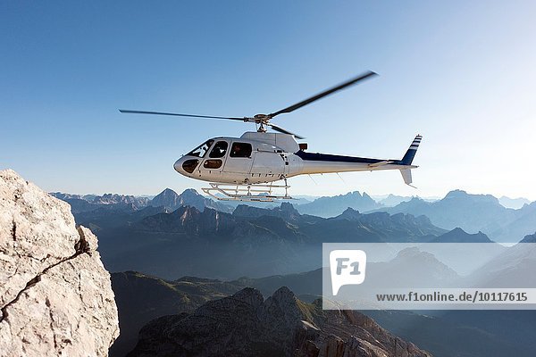 Hubschrauber mit BASE-Jumpern zum Gipfel  Dolomiten  Italien
