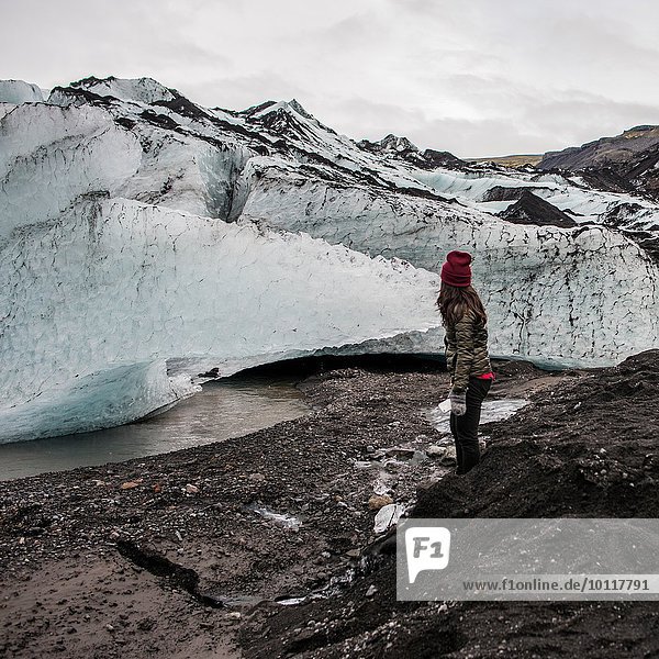 Touristinnen erkunden Gletscher bei Solheimajokull  Island