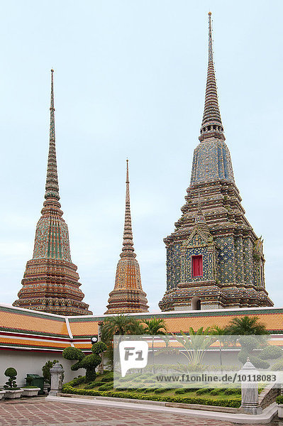 Phra Maha Chedi Si Ratchakan des Wat Pho  Tempel des liegenden Buddha  offizieller Name Wat Phra Chetuphon Vimolmangklararm Rajwaramahaviharn  Phra Nakhon  Bangkok  Thailand  Asien