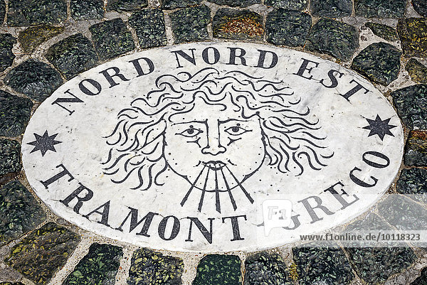 Nord Nord Est  Tramont Greco  Wind  Windrose  Windrichtung  Marmorplatten  Piazza di San Pietro  Petersplatz  Rom  Latium  Italien  Europa