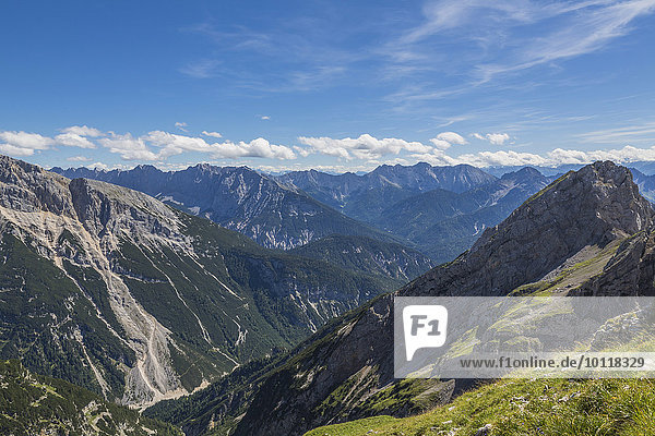 Karwendelgebirge  hinten die österreichischen Alpen  Bayern  Deutschland  Europa