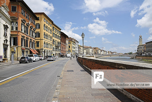 Straße  Fluss Arno  Pisa  Toskana  Italien  Europa