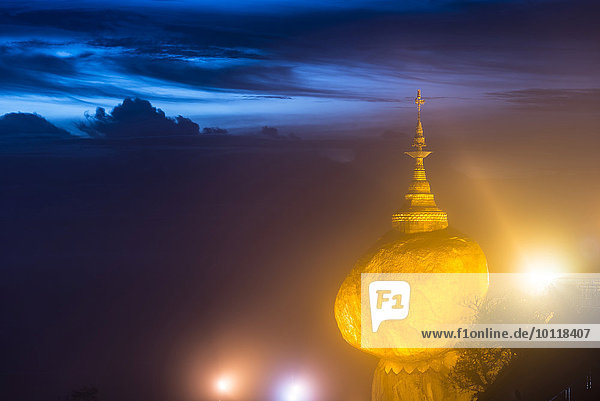 beleuchtet Nacht Myanmar Asien Goldener Felsen Kyaikto Pagode