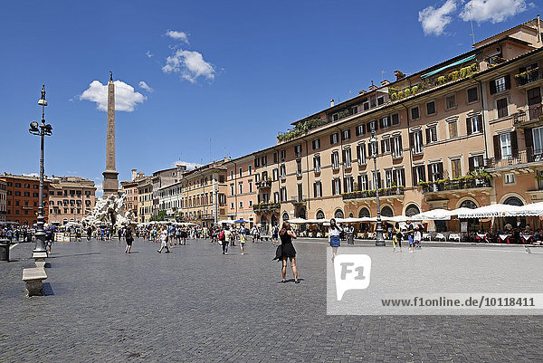 Touristen am Piazza Navona  Vier-Ströme-Brunnen mit Obelisk  Fontana dei Quattro Fiumi  Rom  Latium  Italien  Europa