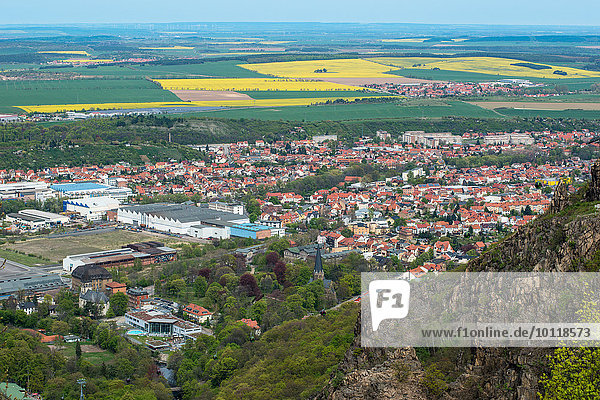 Ausblick vom Hexentanzplatz auf die Stadt Thale und das Harzvorland  Sachsen-Anhalt  Deutschland  Europa