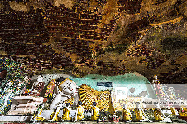 Sitzende und liegende Buddha-Statuen  Kawgun Höhle  Hpa-an  Karen oder Kayin Staat  Myanmar  Birma  Asien
