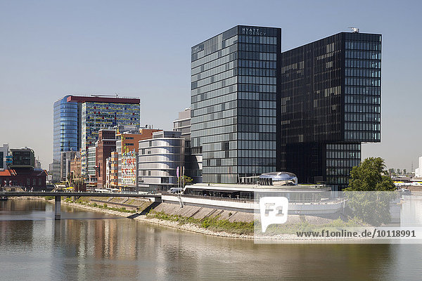 Medienhafen mit Hotel Hyatt Regency  Düsseldorf  Rheinland  Nordrhein-Westfalen  Deutschland  Europa