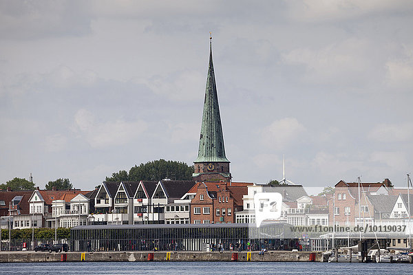 Ostpreußenkai  hinten die St. Lorenz-Kirche  Travemünde  Lübeck  Schleswig-Holstein  Deutschland  Europa