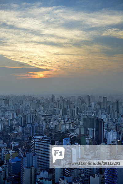 Sonnenuntergang über Großstadtlandschaft mit Hochhäusern  Sao Paulo  Brasilien  Südamerika