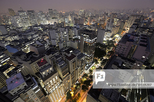 Großstadtlandschaft mit Hochhäusern  Nacht  Sao Paulo  Brasilien  Südamerika