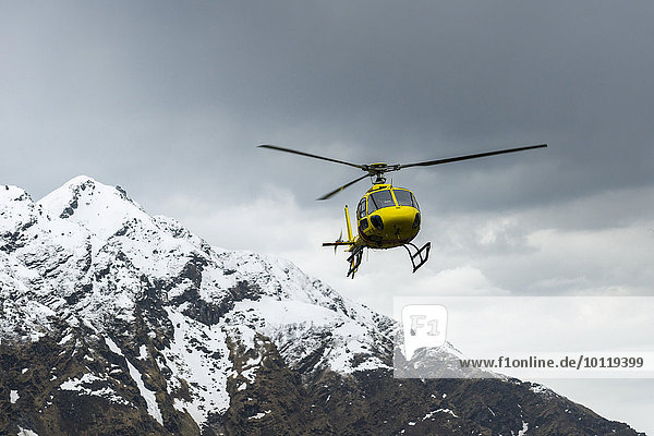 Ein Hubschrauber in den schneebedeckten Bergen  Shuttle-Service für Pilger zum Kedarnath-Tempel  Kedarnath  Uttarakhand  Indien  Asien