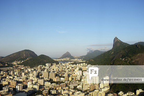 Luftbild  Stadtzentrum  Berg Corcovado mit Christus-Statue Cristo Redentor  Rio de Janeiro  Brasilien  Südamerika