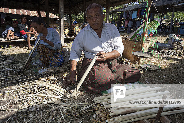 Einheimische Menschen bearbeiten Schilfrohr  Land-Markt in Maing Thauk  Inle-See  Shan-Staat  Myanmar  Asien