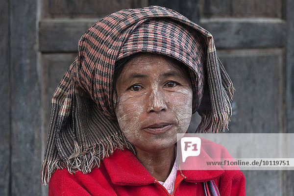 Einheimische Frau mit typischer Kopfbedeckung  Thanaka-Paste im Gesicht  Portrait  Indein  Inle-See  Shan-Staat  Myanmar  Asien