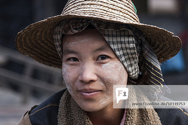 Einheimische Frau mit typischer Kopfbedeckung und Thanaka-Paste im Gesicht  Portrait  Nyaungshwe  Shan-Staat  Myanmar  Asien