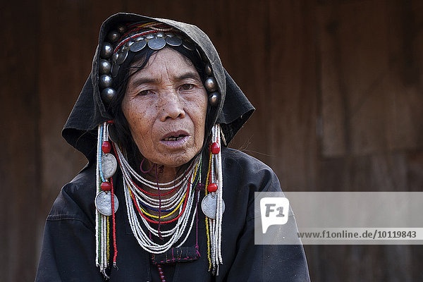 Portrait Frau Kopfbedeckung Myanmar typisch Asien alt Shan Staat Volksstamm Stamm