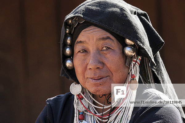 Portrait Frau Kopfschmuck Myanmar typisch Asien Shan Staat Volksstamm Stamm