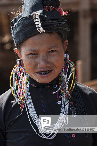 junge Frau junge Frauen Portrait Berg Kopfbedeckung Kleidung Dorf Schmuck Ethnisches Erscheinungsbild Myanmar typisch Asien Volksstamm Stamm