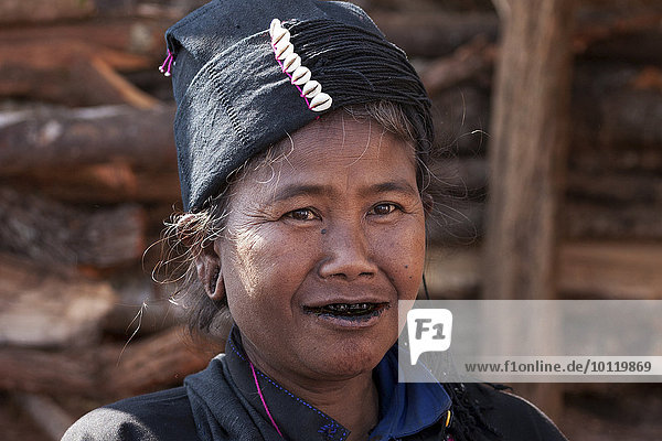 Portrait Frau Berg Kopfbedeckung Kleidung Dorf Ethnisches Erscheinungsbild Myanmar typisch Asien Volksstamm Stamm