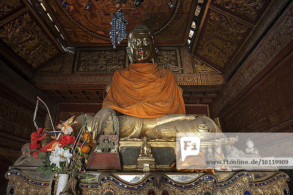 nahe Berg Dorf Statue innerhalb fünfstöckig Buddhismus blass Myanmar Asien Buddha Kloster