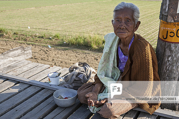 Einheimische leprakranke Frau sitzt auf der U Bein-Brücke und bettelt  Amarapura  Division Mandalay  Myanmar  Asien