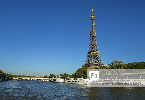 Eiffelturm mit Seine  Paris  Region Île-de-France  Frankreich  Europa