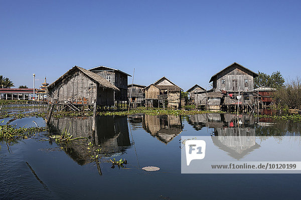 Traditionelle Stelzenhäuser im Inle-See  Spiegelung im Wasser  Shan-Staat  Myanmar  Asien