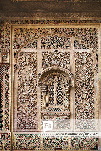 Reich verziertes Fenster zum Innenhof  Mandir Palace Hotel  Jaisalmer  Rajasthan  Indien  Asien
