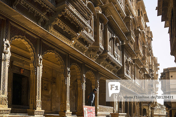 Fenster und Balkone  filigran verzierte Hausfassade des Patwon Ki Haveli oder Patwa ki Haveli  Jaisalmer  Rajasthan  Indien  Asien