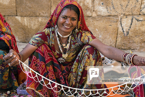 Verkäuferin mit buntem Sari  Souvenir für Touristen  Jaisalmer  Rajasthan  Indien  Asien