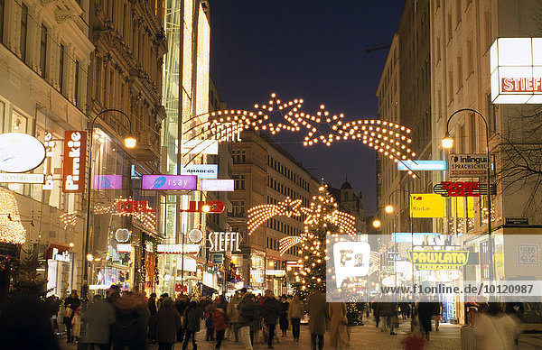 Christmas street scene at night  Kaerntner Strasse  Vienna  Austria  Europe
