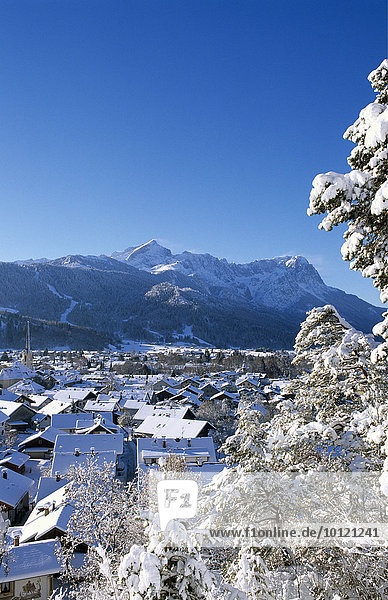 Garmisch-Partenkirchen im Winter  Werdenfelser Land  Bayern  Deutschland  Europa