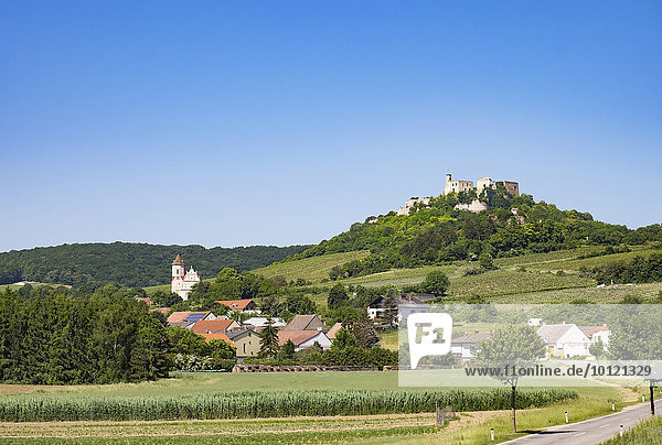 Burgruine Falkenstein und Dorf Falkenstein  Weinviertel  Niederösterreich  Österreich  Europa