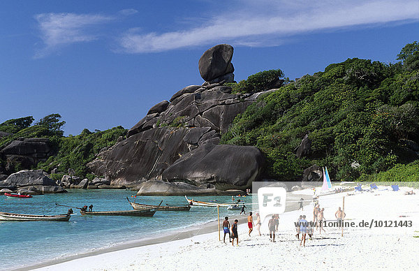Touristen am Strand von Ko Similan bei Phuket  Thailand  Südostasien  Asien