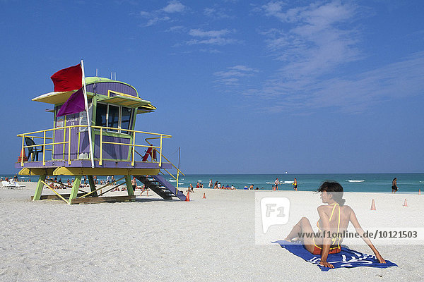 Frau und Lifeguard Hütte am South Beach  Miami Beach  Miami  Florida  USA  Nordamerika