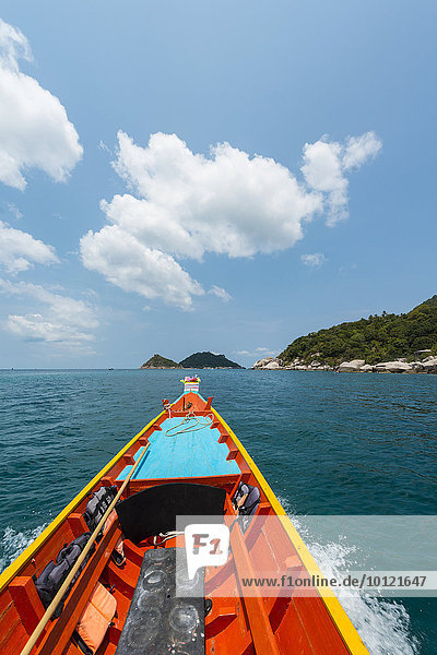 Bug eines fahrenden Longtail-Boot im türkisen Meer  Insel Koh Tao  Golf von Thailand  Thailand  Asien