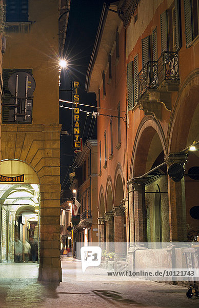 Straße mit Abendbeleuchtung  Bologna  Emilia-Romagna  Italien  Europa
