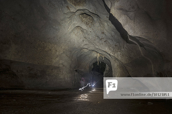Wanderer,  Touristen laufen mit Taschenlampe durch eine Höhle,  Kuala Tahan,  Nationalpark Taman Negara,  Malaysia,  Asien
