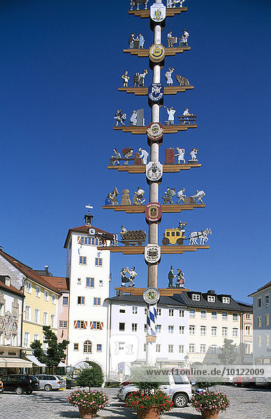 Maibaum Marktplatz Traunstein Chiemgau Bayern Deutschland Europa