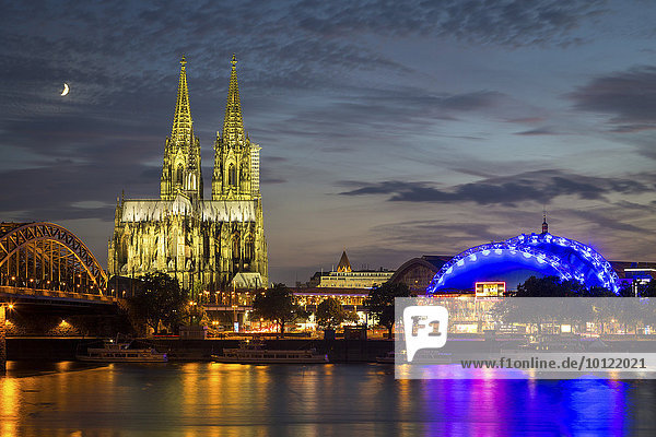 Stadtpanorama Köln in der Abenddämmerung  mit Rhein  Hohenzollernbrücke  Dom  Musical Dome  Fernsehturm Colonius  Köln  Nordrhein-Westfalen  Deutschland  Europa