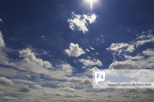 Schönwetterwolken  Cumulus humilis  mit Sonne  Bayern  Deutschland  Europa