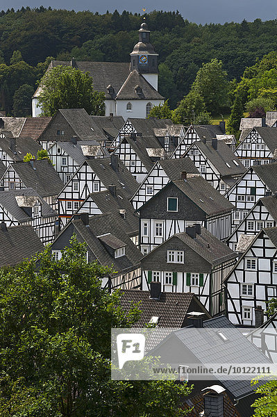 Ausblick auf den Alten Flecken  Fachwerkhäuser aus dem 17. Jhd. im historischen Stadtkern von Freudenberg  Nordrhein-Westfalen  Deutschland  Europa
